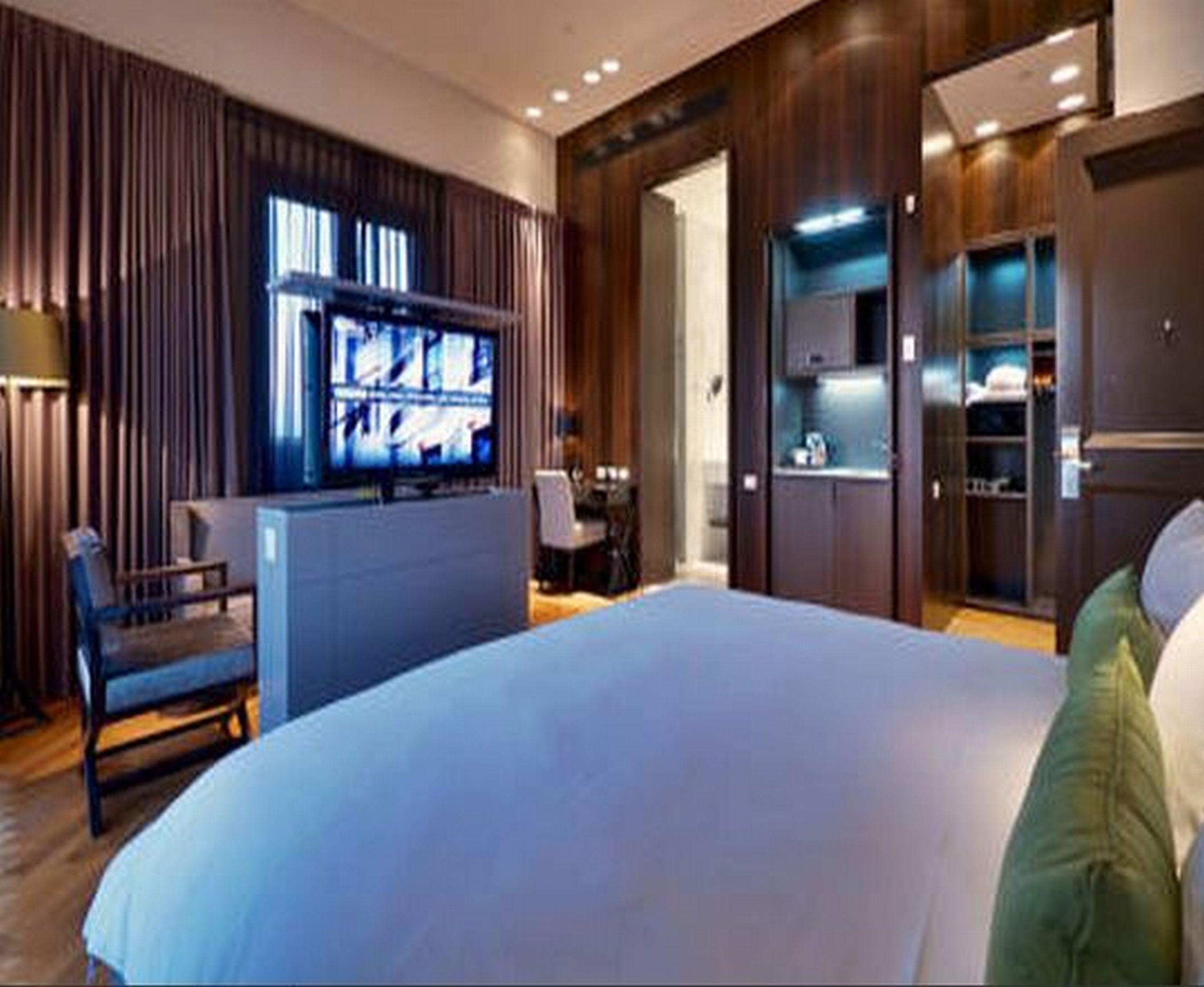 Hotel Indigo Tel Aviv - Diamond District By Ihg Giv'atayim Ngoại thất bức ảnh A bedroom at the Mandarin Oriental, Hong Kong