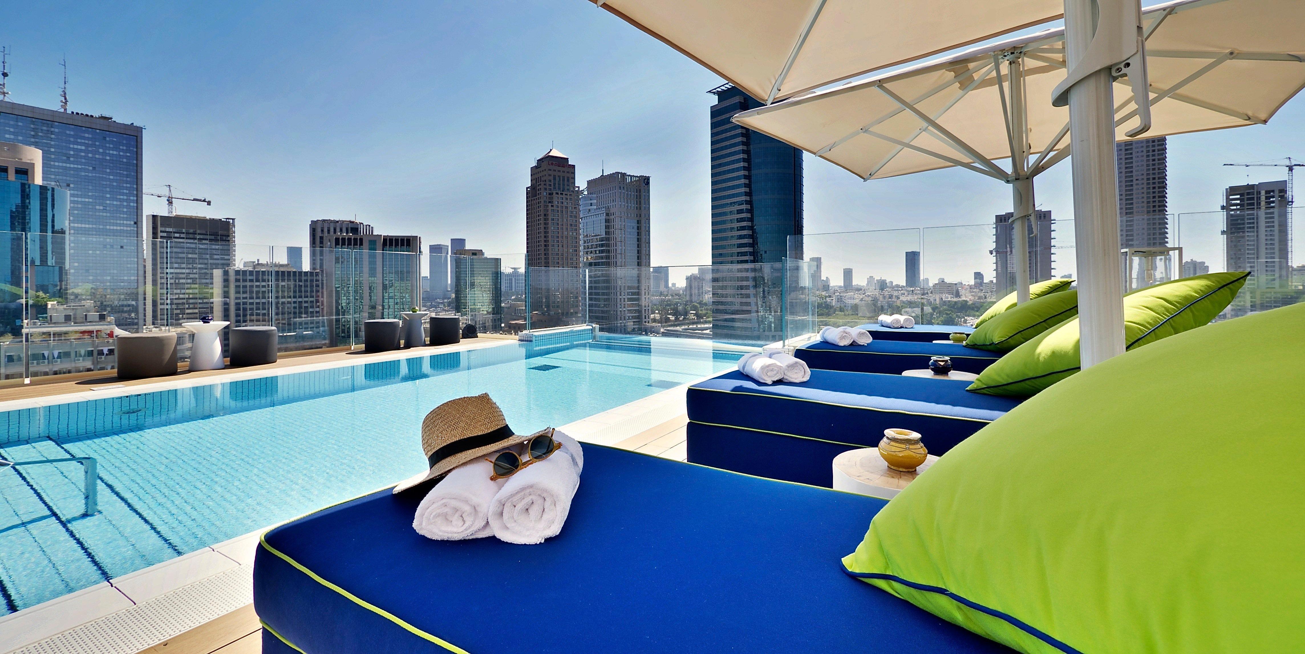 Hotel Indigo Tel Aviv - Diamond District By Ihg Giv'atayim Ngoại thất bức ảnh The rooftop pool at the Hilton Tel Aviv