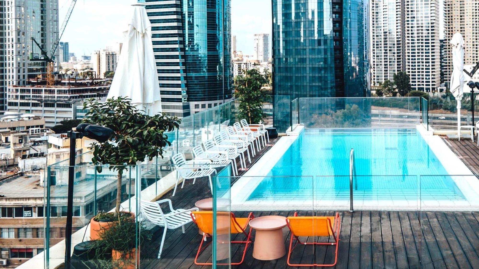 Hotel Indigo Tel Aviv - Diamond District By Ihg Giv'atayim Ngoại thất bức ảnh The rooftop pool at the hotel