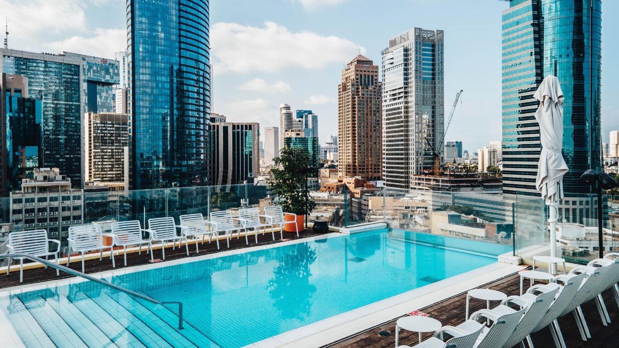 Hotel Indigo Tel Aviv - Diamond District By Ihg Giv'atayim Ngoại thất bức ảnh Rooftop pool at the hotel