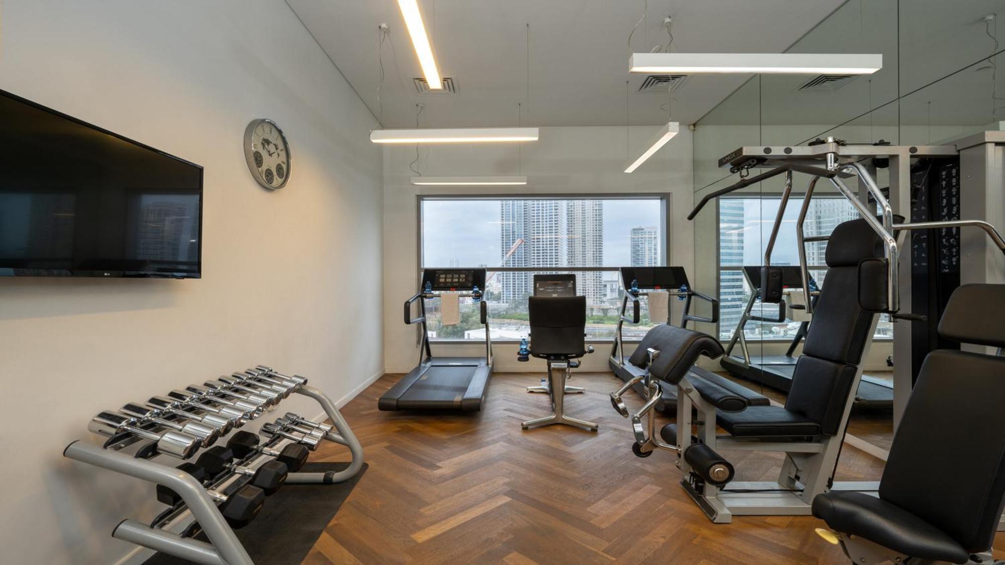 Hotel Indigo Tel Aviv - Diamond District By Ihg Giv'atayim Ngoại thất bức ảnh The gym at the hotel